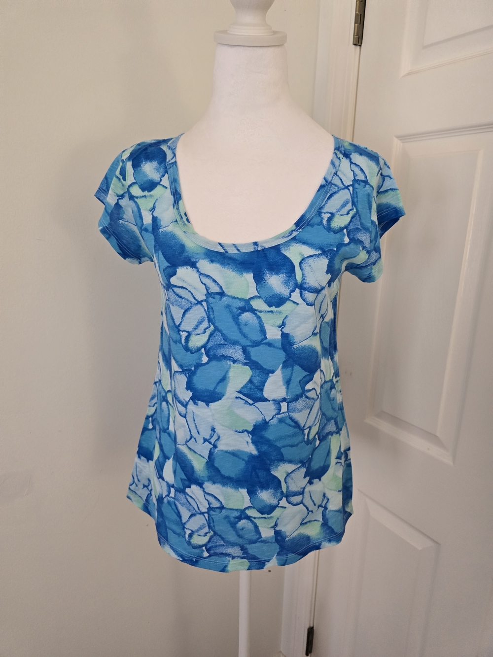 Fresh Produce Blue Floral Scoop Neck Short Sleeve Top Sz. (XS)